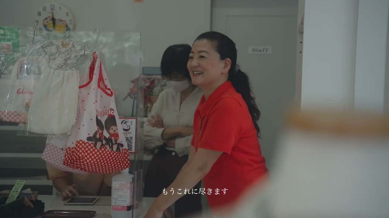 鎌倉やしろ 開店10周年のごあいさつ動画より、店頭で笑う秋元郁子