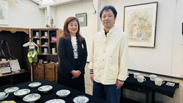 初日、川合さんが在廊し、お客様と話すひととき。