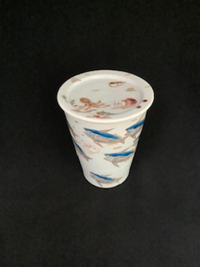 一点ものの器が並ぶ展示。
