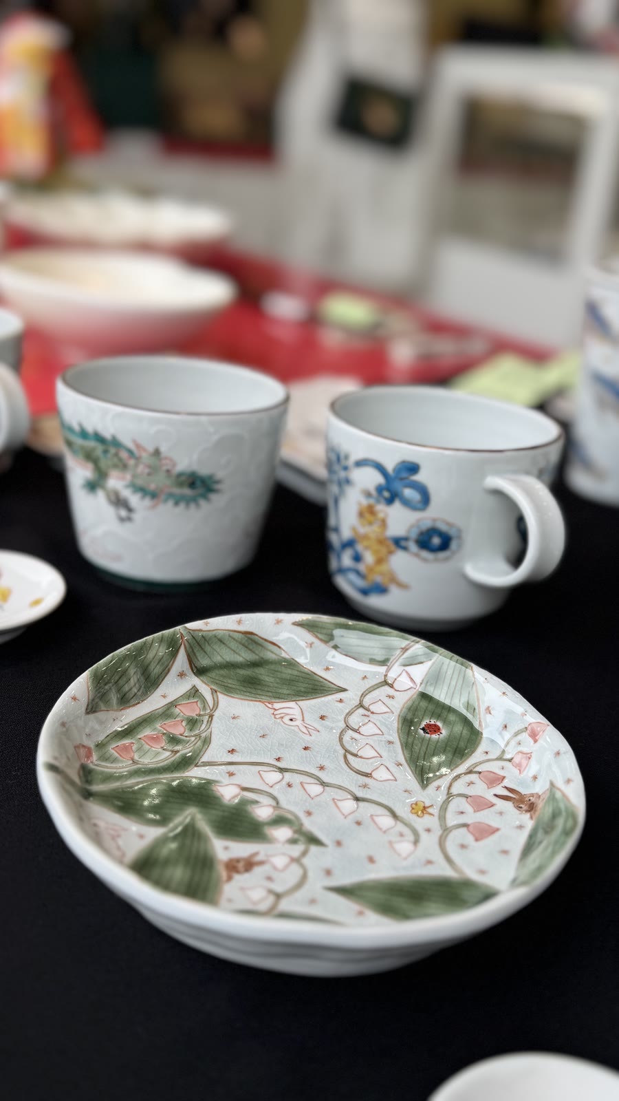 九谷焼の大皿と、絵付けの美しいカップ。川合孝知さんの作品。
