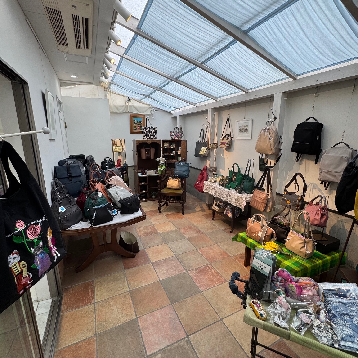 ガラス屋根の店内通路