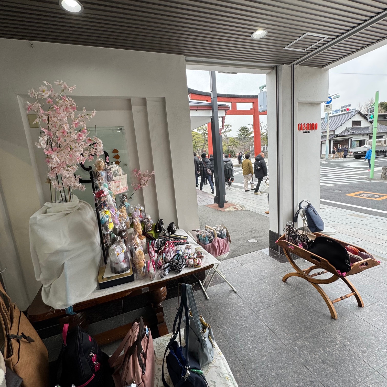 鎌倉やしろ 店内から見た鳥居方面の眺め