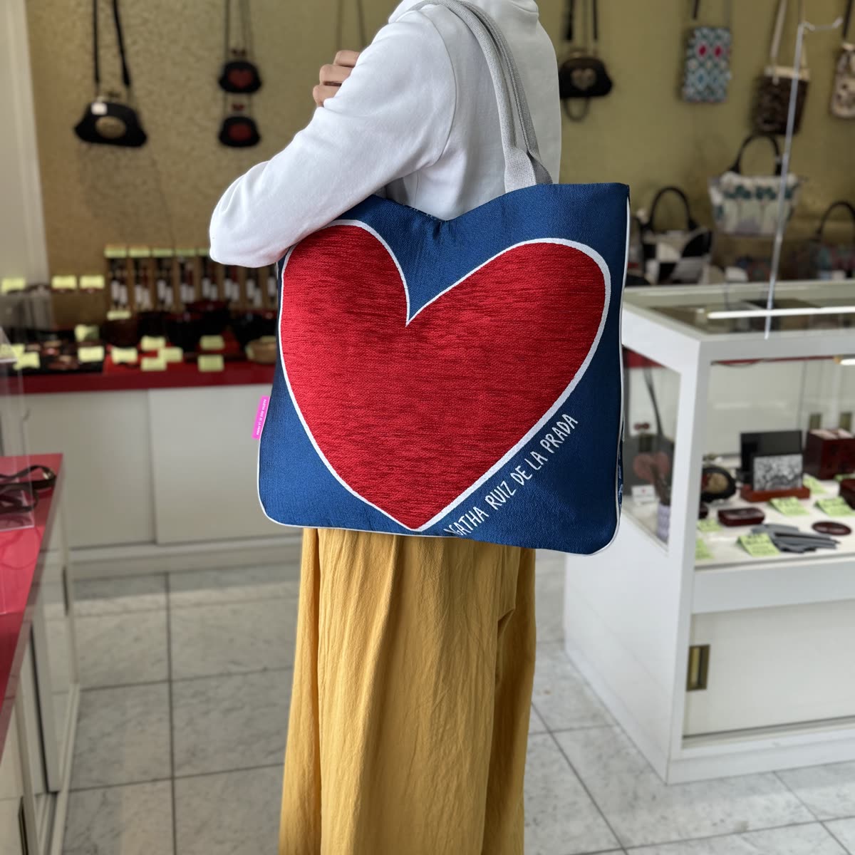 ハート柄のバッグを、肩にかけたところ（横から）