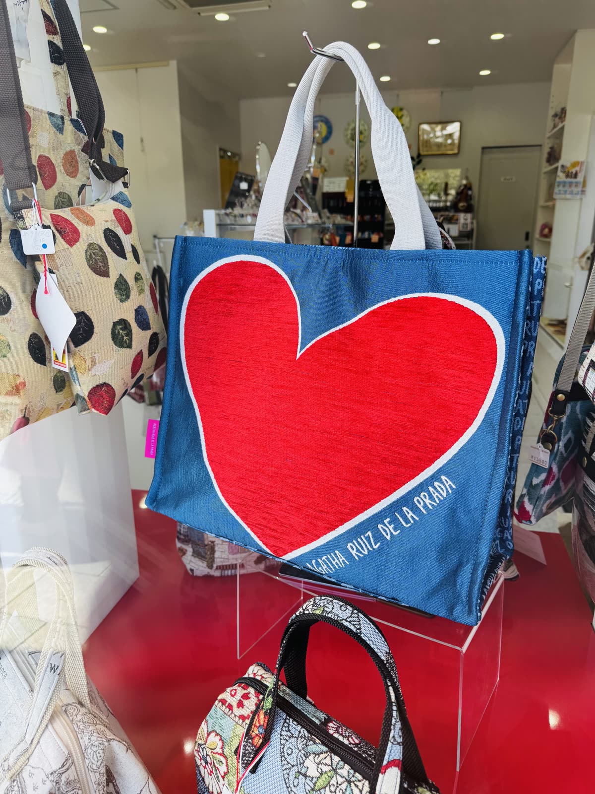 ハート柄のバッグ、店内のディスプレイの様子